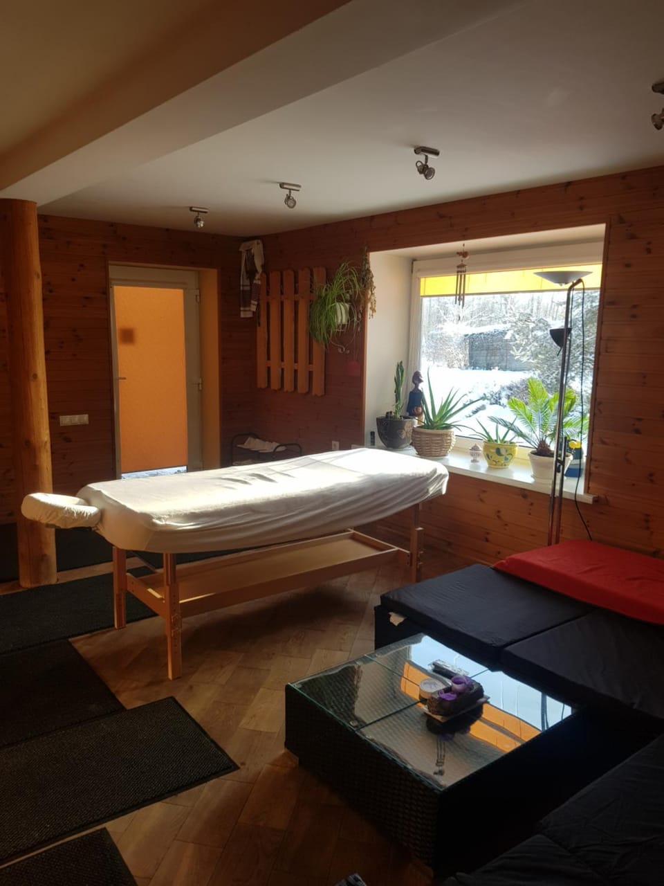 Massage, Seating area