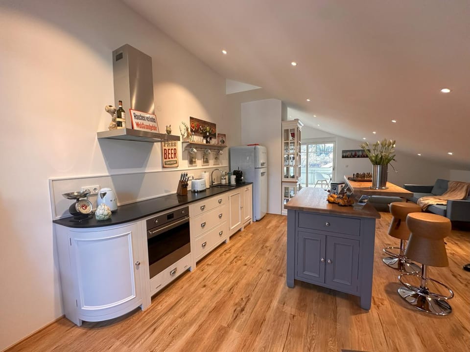 Coffee/tea facilities, Kitchen or kitchenette, Photo of the whole room, Dining area, dishwasher, oven, stove, toaster