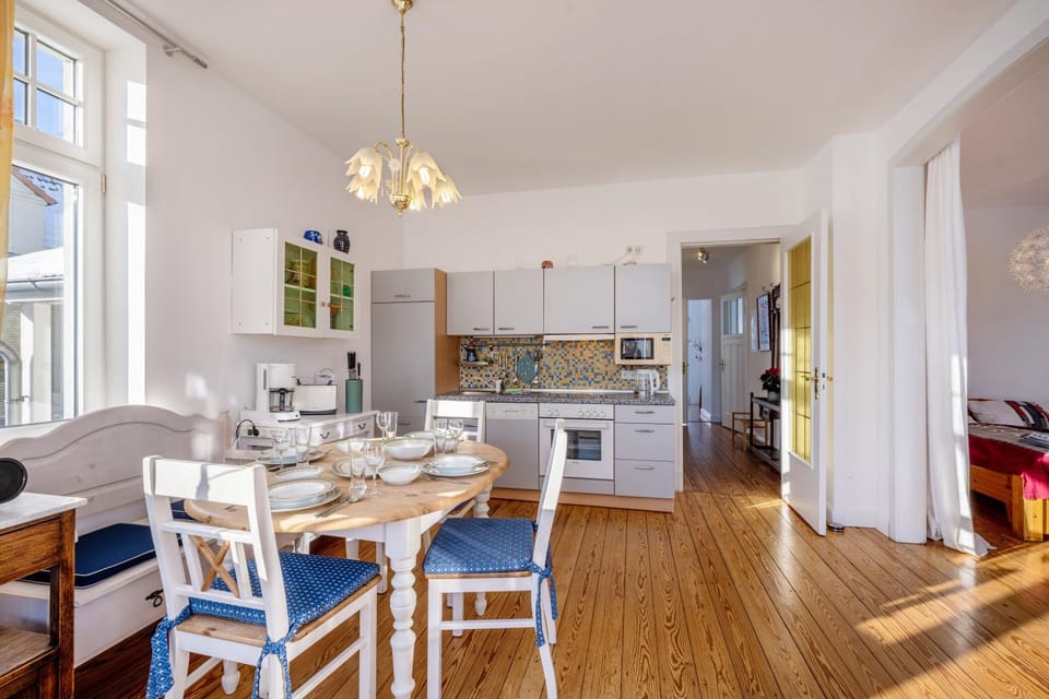 Property building, Kitchen or kitchenette, Living room