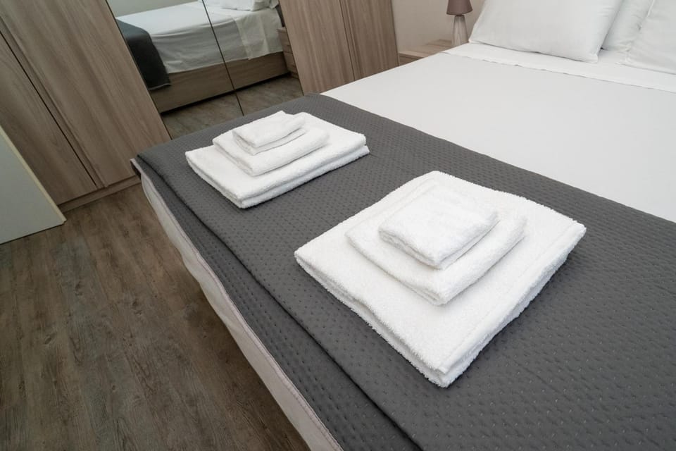 Bed, Bedroom, towels