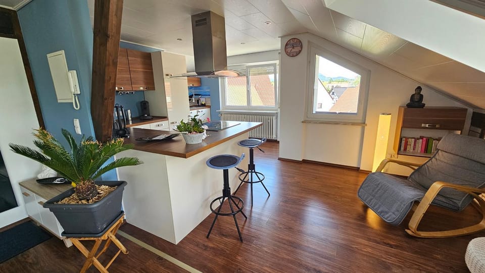 Kitchen or kitchenette, Seating area