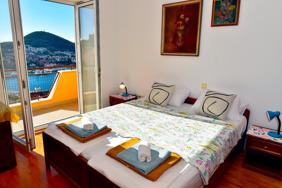 Bed, Balcony/Terrace, Bedroom