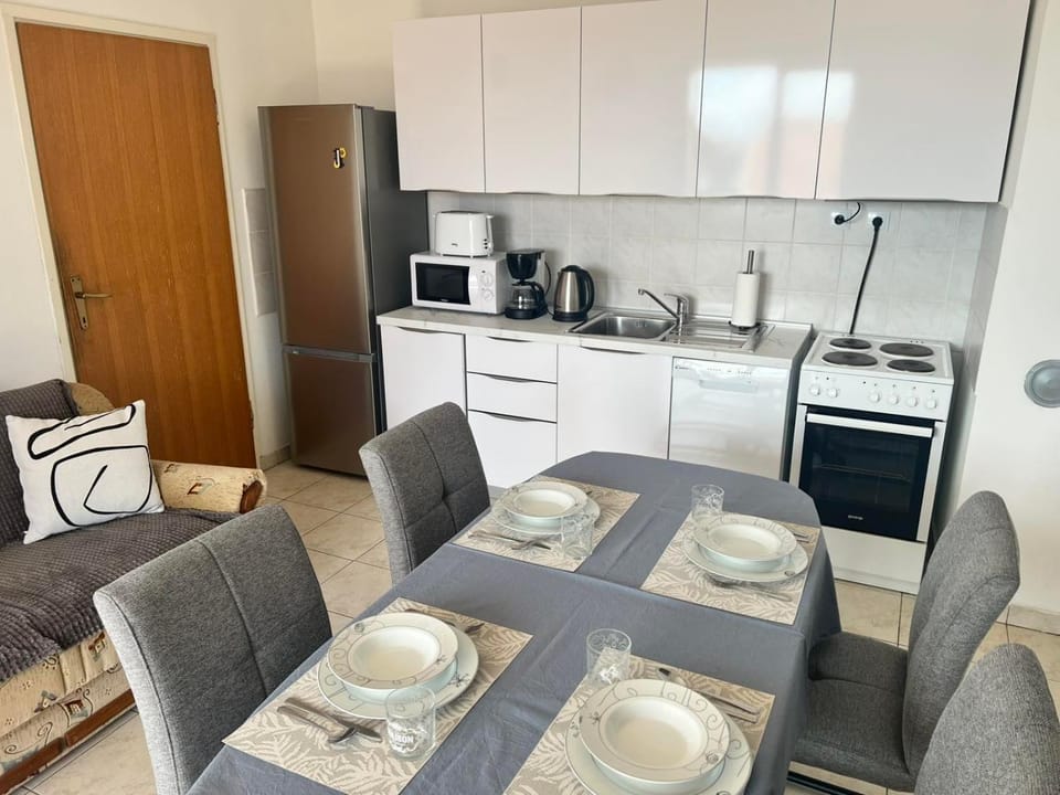 Dining area, oven, toaster