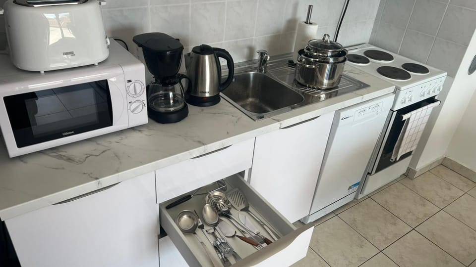 Coffee/tea facilities, Kitchen or kitchenette, dishwasher, stove, toaster