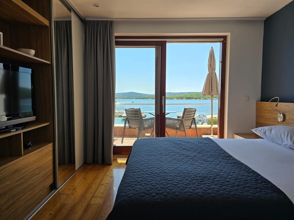 Bed, TV and multimedia, Bedroom, Sea view