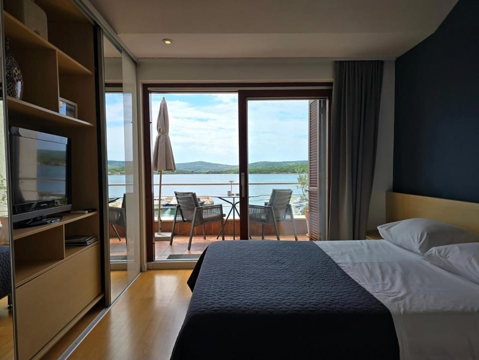 Bed, TV and multimedia, Bedroom, Sea view