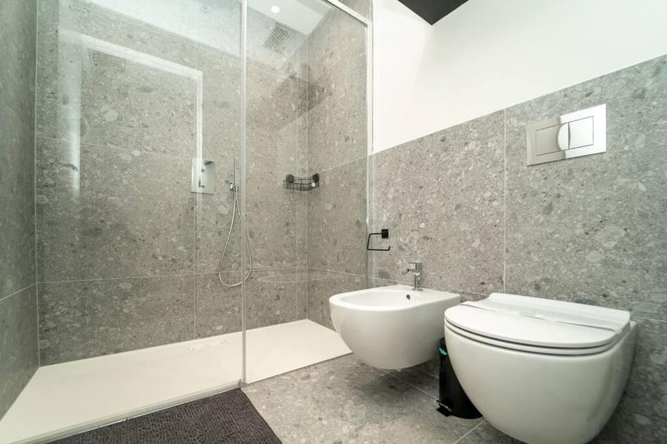 Apt 2 min from the Cathedral with private parking Apartment in Como