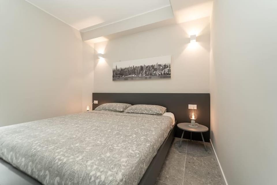 Apt 2 min from the Cathedral with private parking Apartment in Como