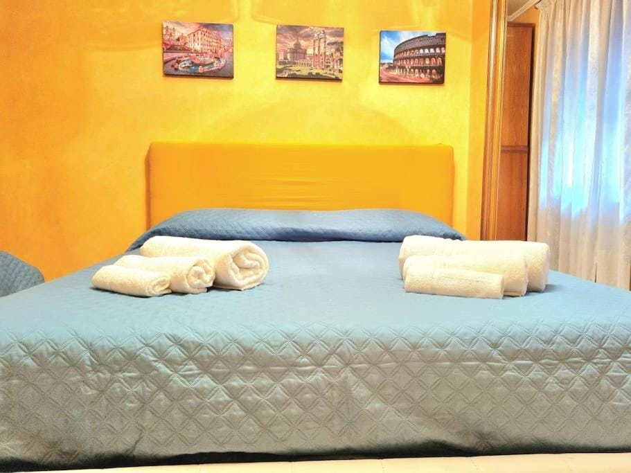 Bedroom, towels