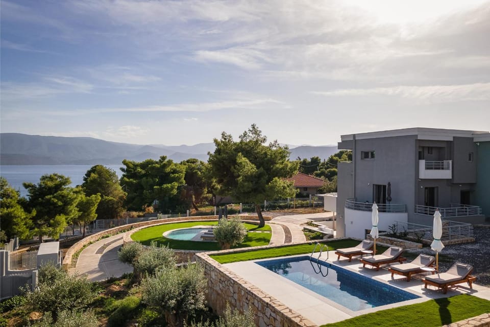 Property building, Natural landscape, Garden, Swimming pool, sunbed