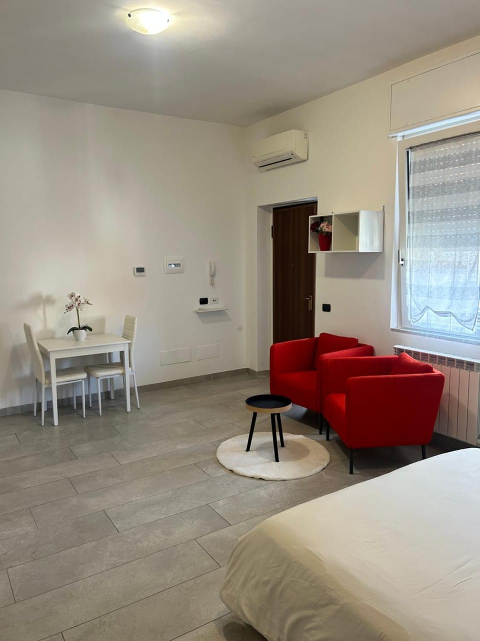Seating area, Dining area, air conditioner