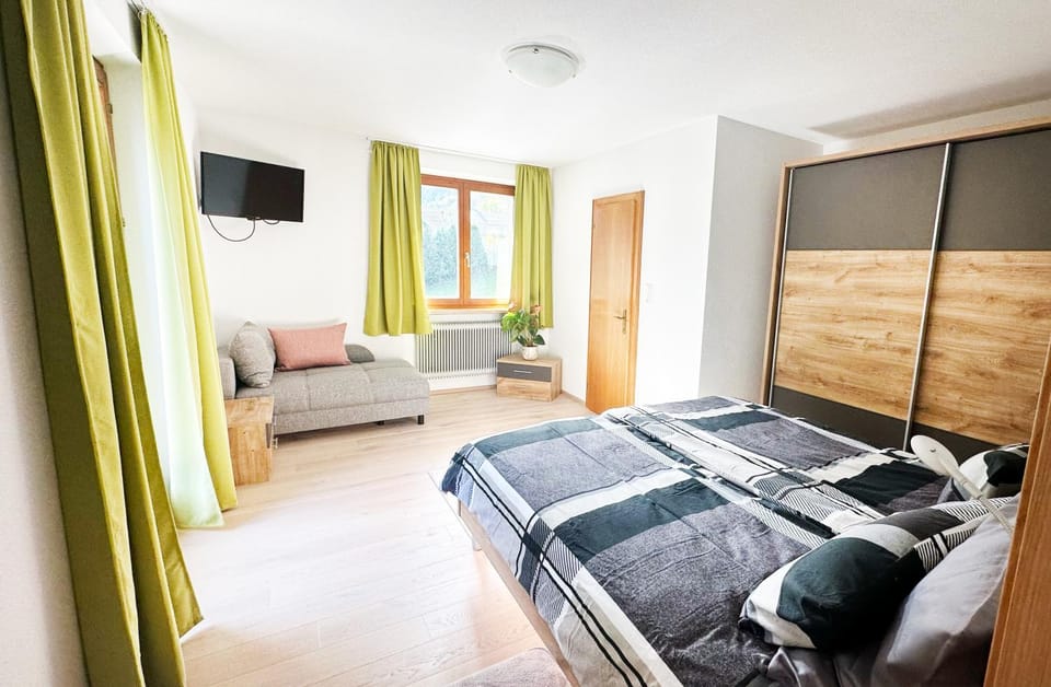 Bed, TV and multimedia, Photo of the whole room, Bedroom