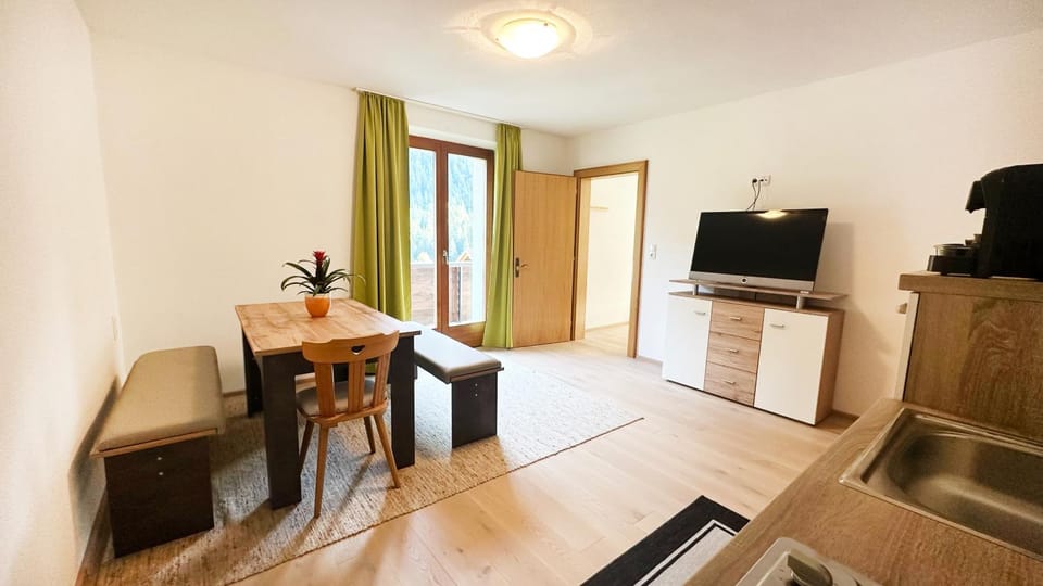 Communal lounge/ TV room, TV and multimedia, Kitchen or kitchenette, Living room, Seating area, Dining area