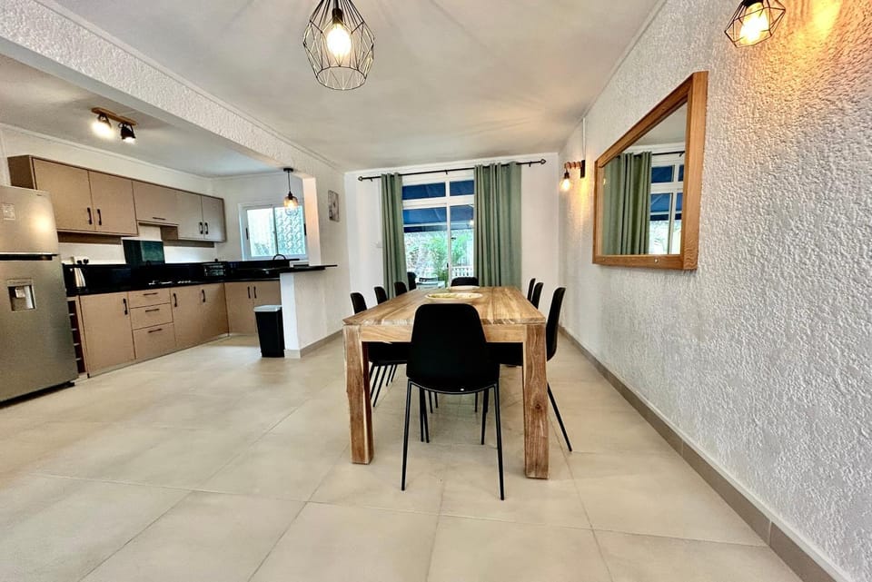 Kitchen or kitchenette, Dining area, dishwasher, minibar, pet friendly, stove