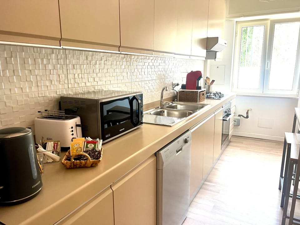 Coffee/tea facilities, Kitchen or kitchenette, dishwasher, oven, toaster