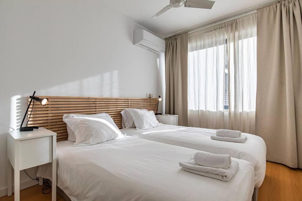 Bed, Bedroom, towels