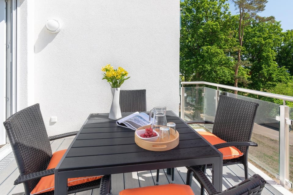 View (from property/room), Balcony/Terrace, Dining area