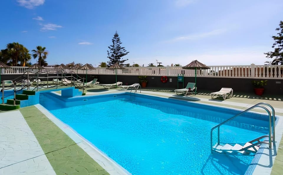 Swimming pool, sunbed