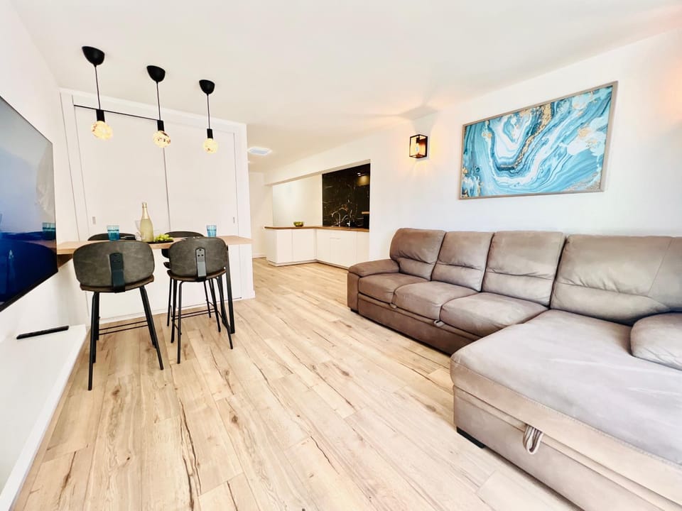 TV and multimedia, Kitchen or kitchenette, Living room, Seating area