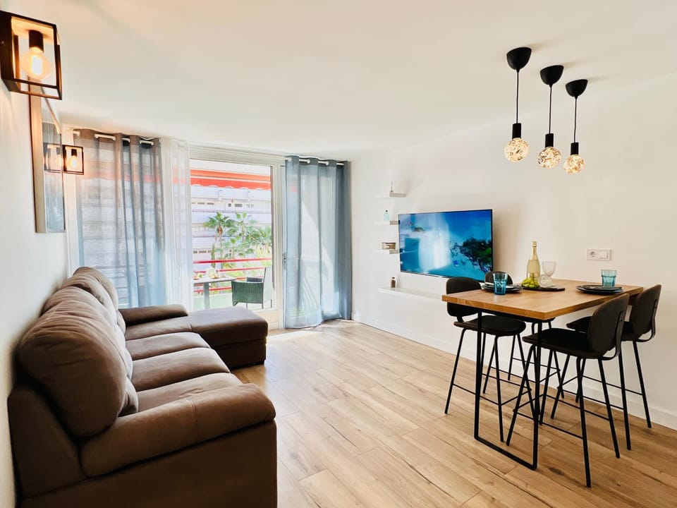 TV and multimedia, Living room, Seating area, Dining area