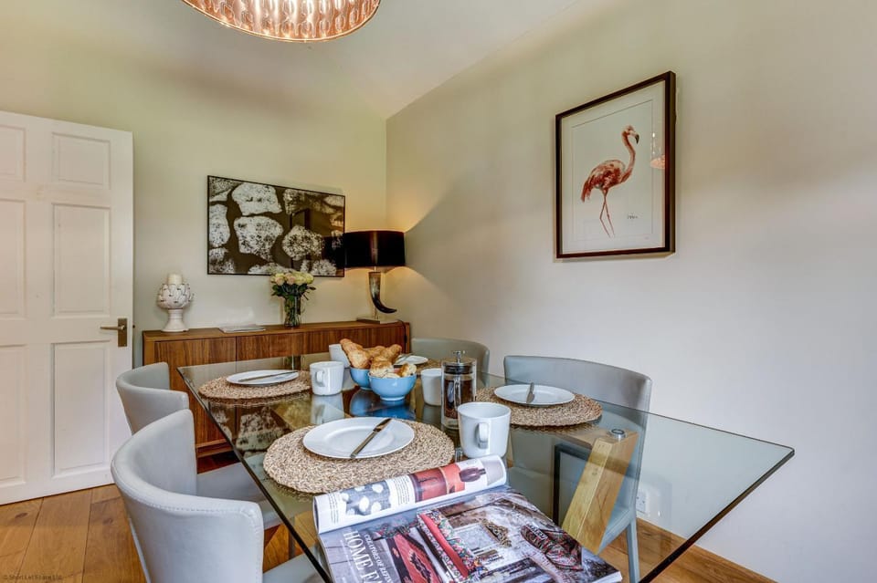 Seating area, Dining area
