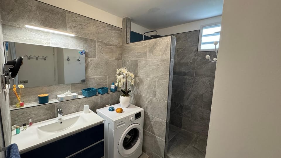 Shower, Bathroom, towels, washing machine
