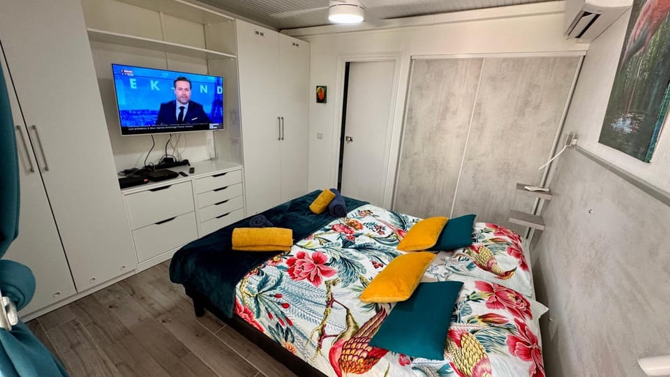 Bed, TV and multimedia, Photo of the whole room, Bedroom, towels, wardrobe