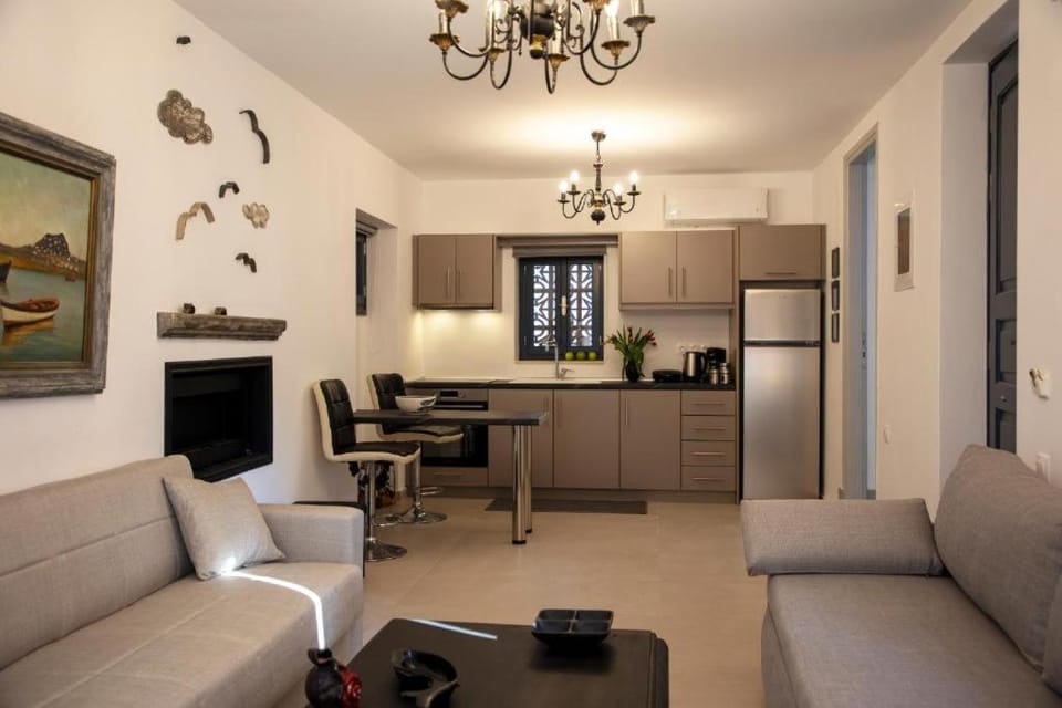 Kitchen or kitchenette, Living room, Seating area, Dining area