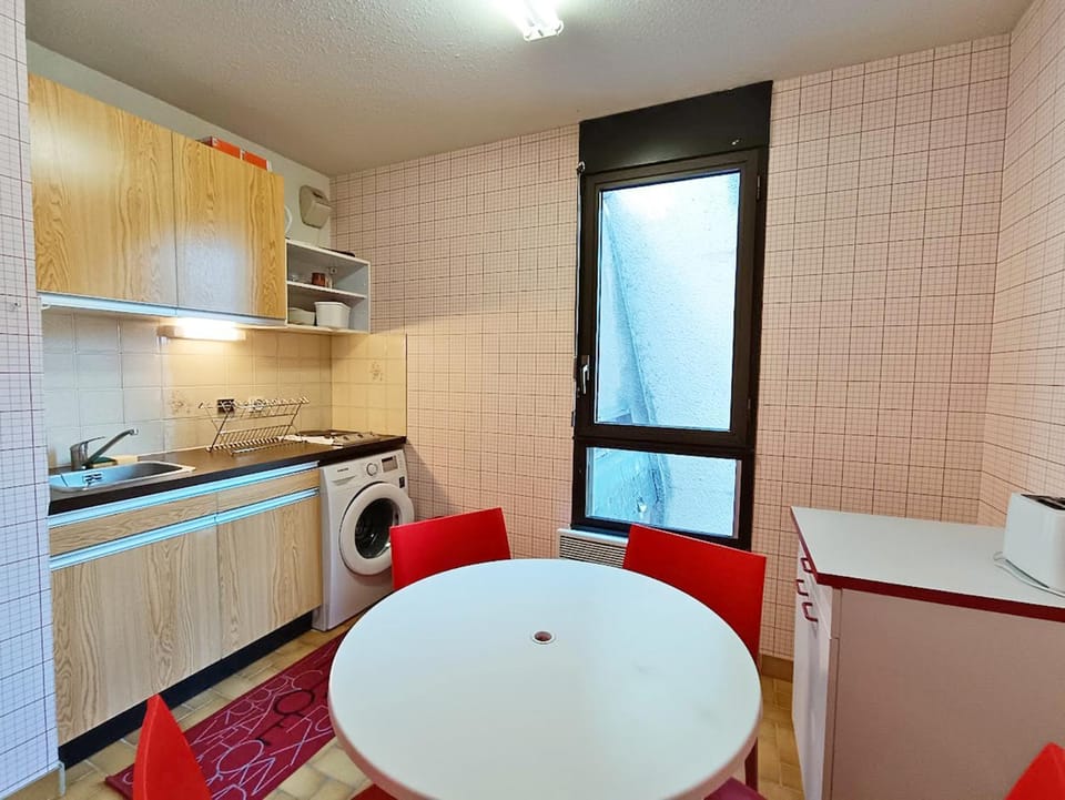Kitchen or kitchenette, Dining area, stove, washing machine