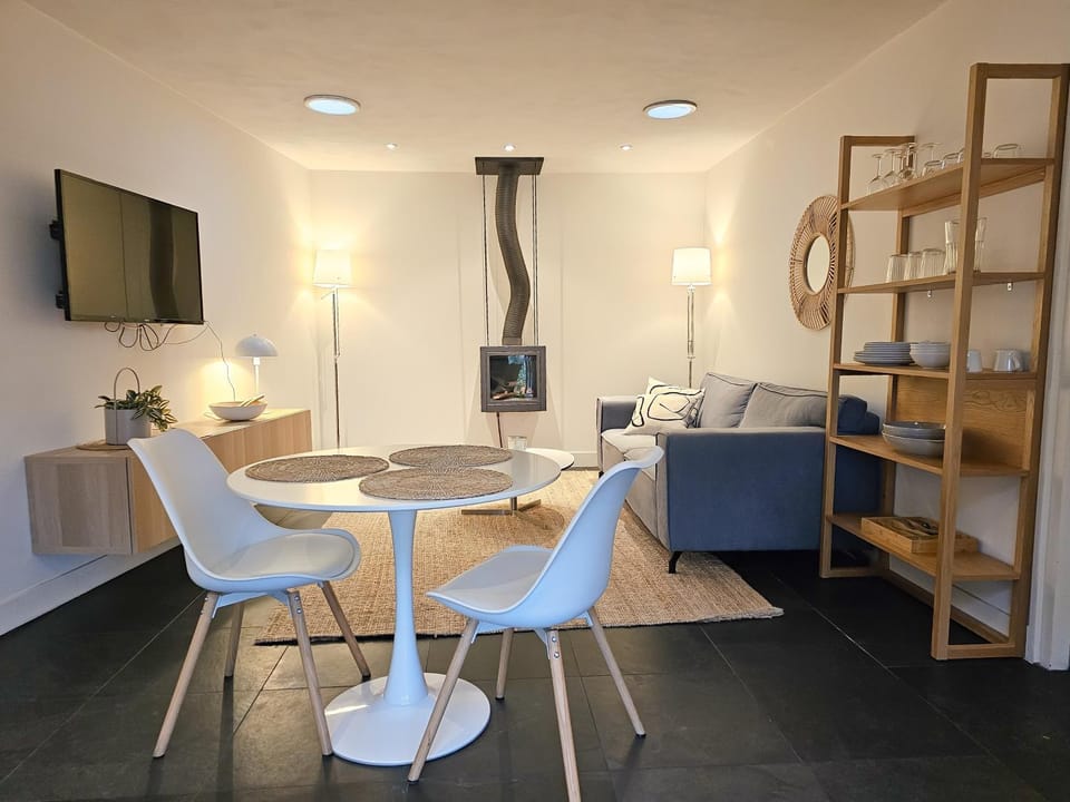 TV and multimedia, Seating area, Dining area