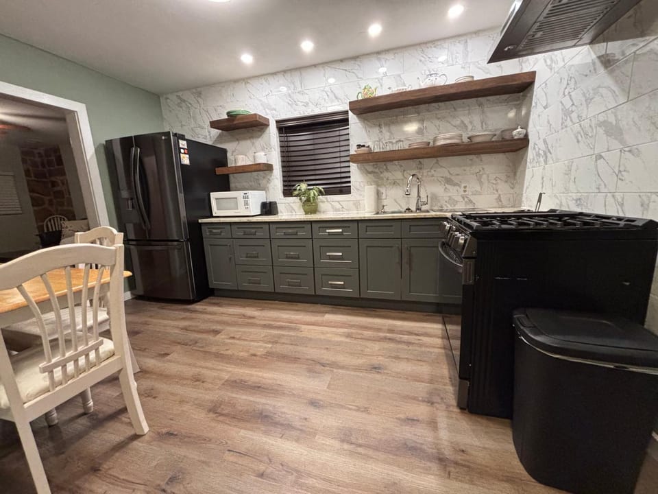 Kitchen or kitchenette, Dining area, dishwasher, oven, stove