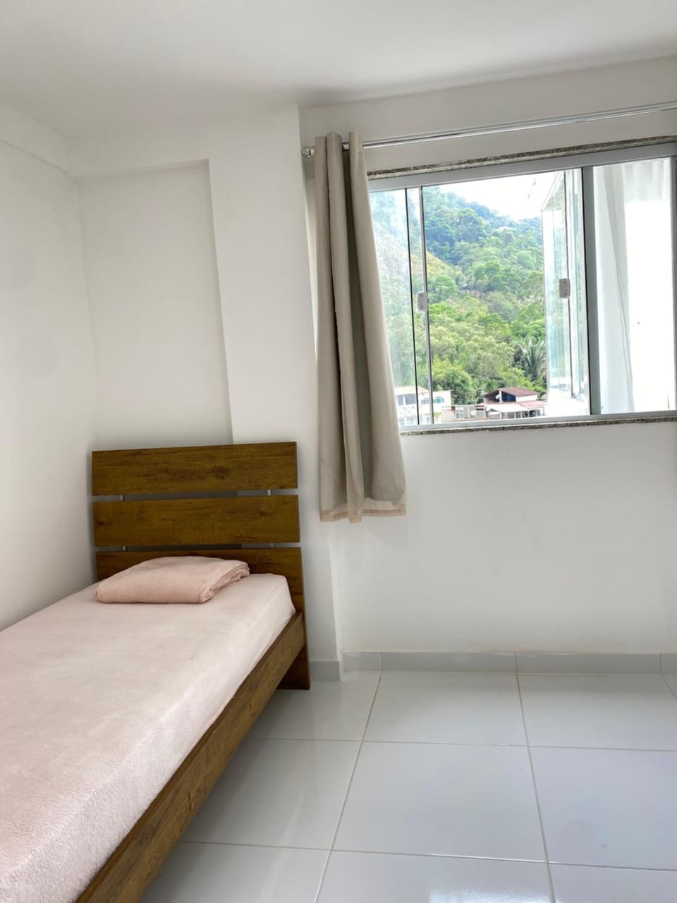 Bed, Bedroom, Mountain view