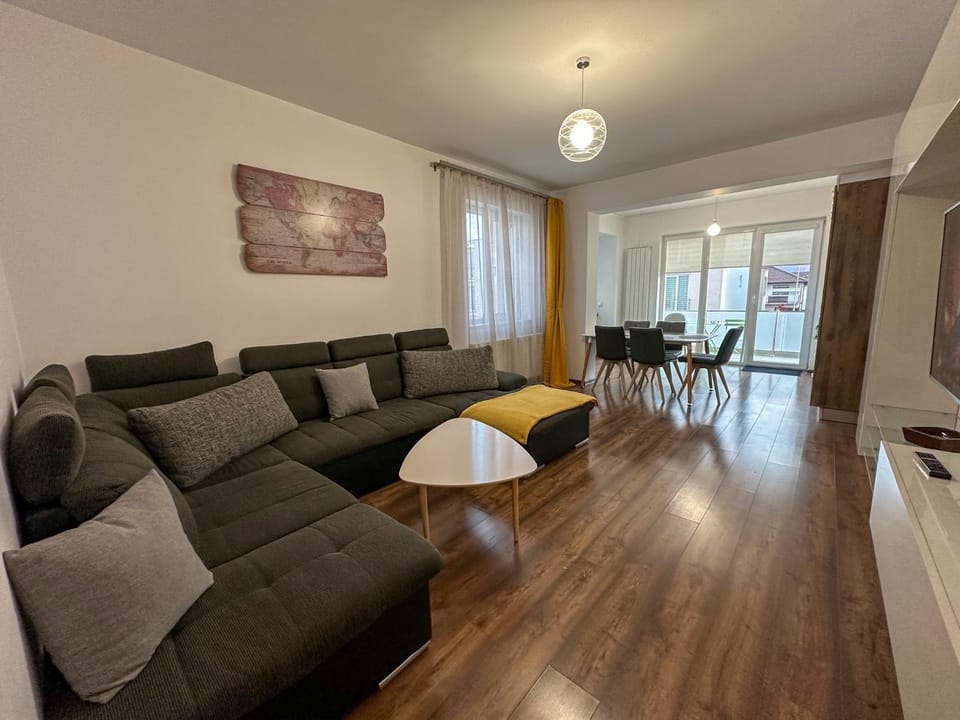 TV and multimedia, Living room, Seating area, Dining area