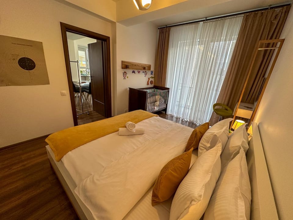 Bed, Photo of the whole room, Bedroom, towels