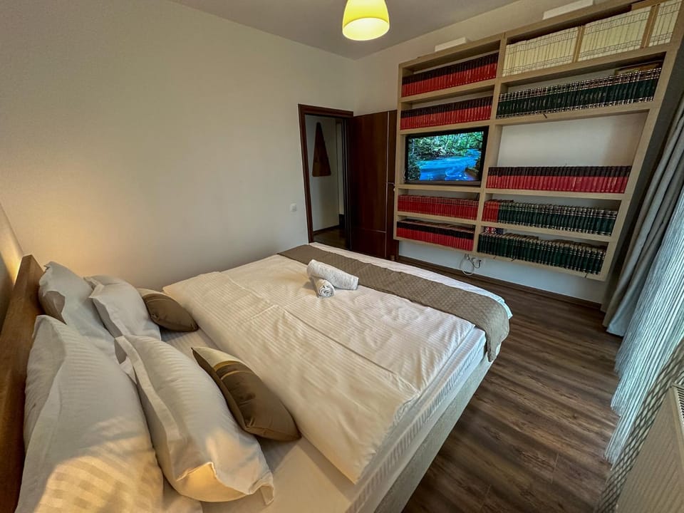 Bed, TV and multimedia, Photo of the whole room, Bedroom, towels
