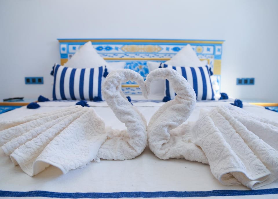 Bed, towels