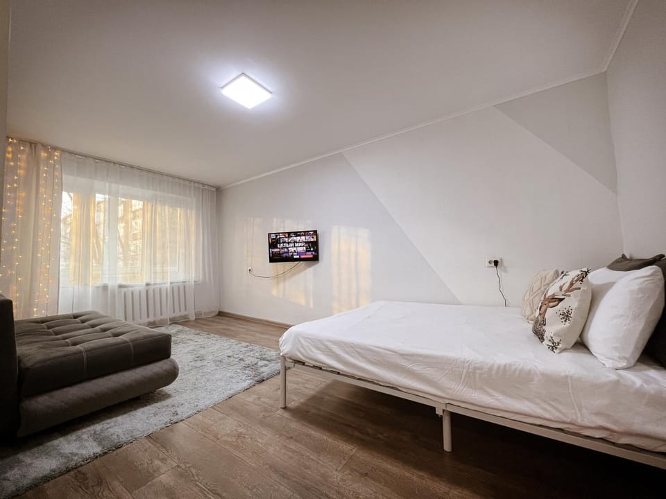 Bed, TV and multimedia, Living room, Photo of the whole room, Bedroom