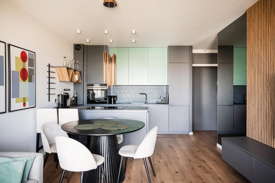 Kitchen or kitchenette, Dining area