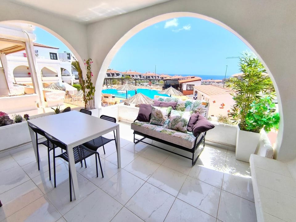 Property building, Day, View (from property/room), Balcony/Terrace, Seating area, Dining area, Pool view, Sea view, Swimming pool
