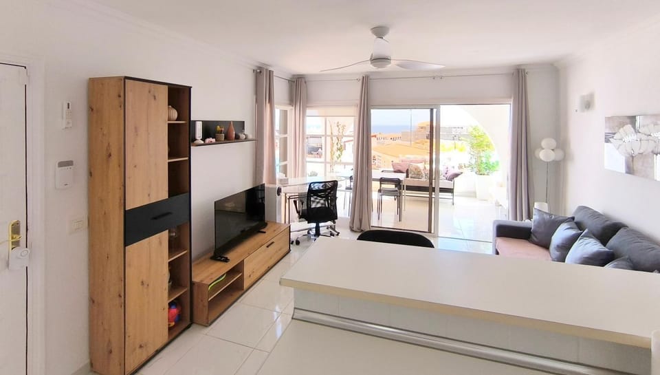 Bed, TV and multimedia, Living room, Photo of the whole room, Seating area, Evening entertainment, wardrobe