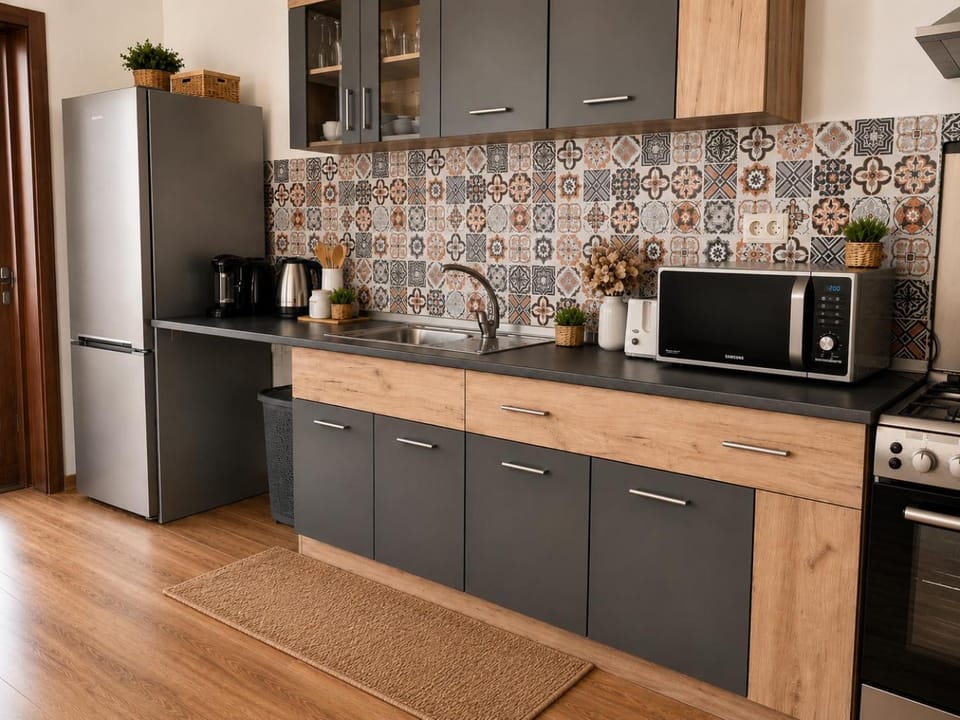 TV and multimedia, Coffee/tea facilities, Kitchen or kitchenette, Communal kitchen, microwave, oven, stove, toaster, washing machine