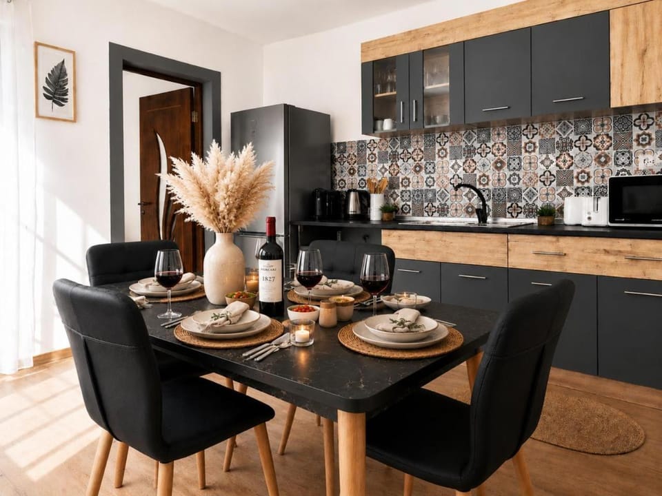 TV and multimedia, Coffee/tea facilities, Kitchen or kitchenette, Seating area, Dining area, Communal kitchen
