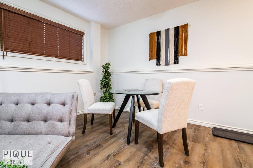 Chic Modern Vibes - KING Bed - Fireplace - Sleeps 4 - Wifi Apartment in Edmonton