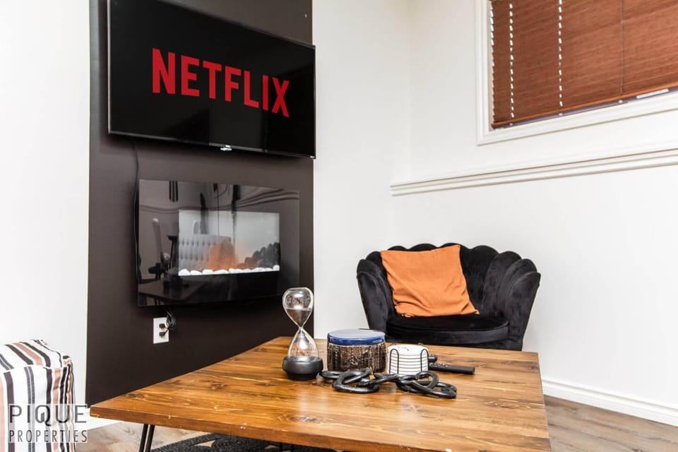 Chic Modern Vibes - KING Bed - Fireplace - Sleeps 4 - Wifi Apartment in Edmonton