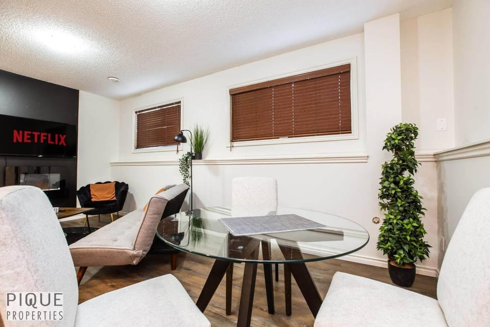 Chic Modern Vibes - KING Bed - Fireplace - Sleeps 4 - Wifi Apartment in Edmonton