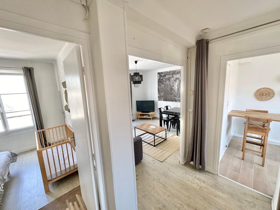 TV and multimedia, Kitchen or kitchenette, Living room, Dining area, Bedroom, cot