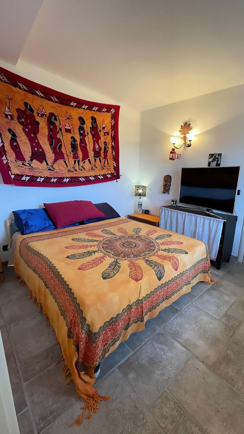 Bed, TV and multimedia, Photo of the whole room, Bedroom