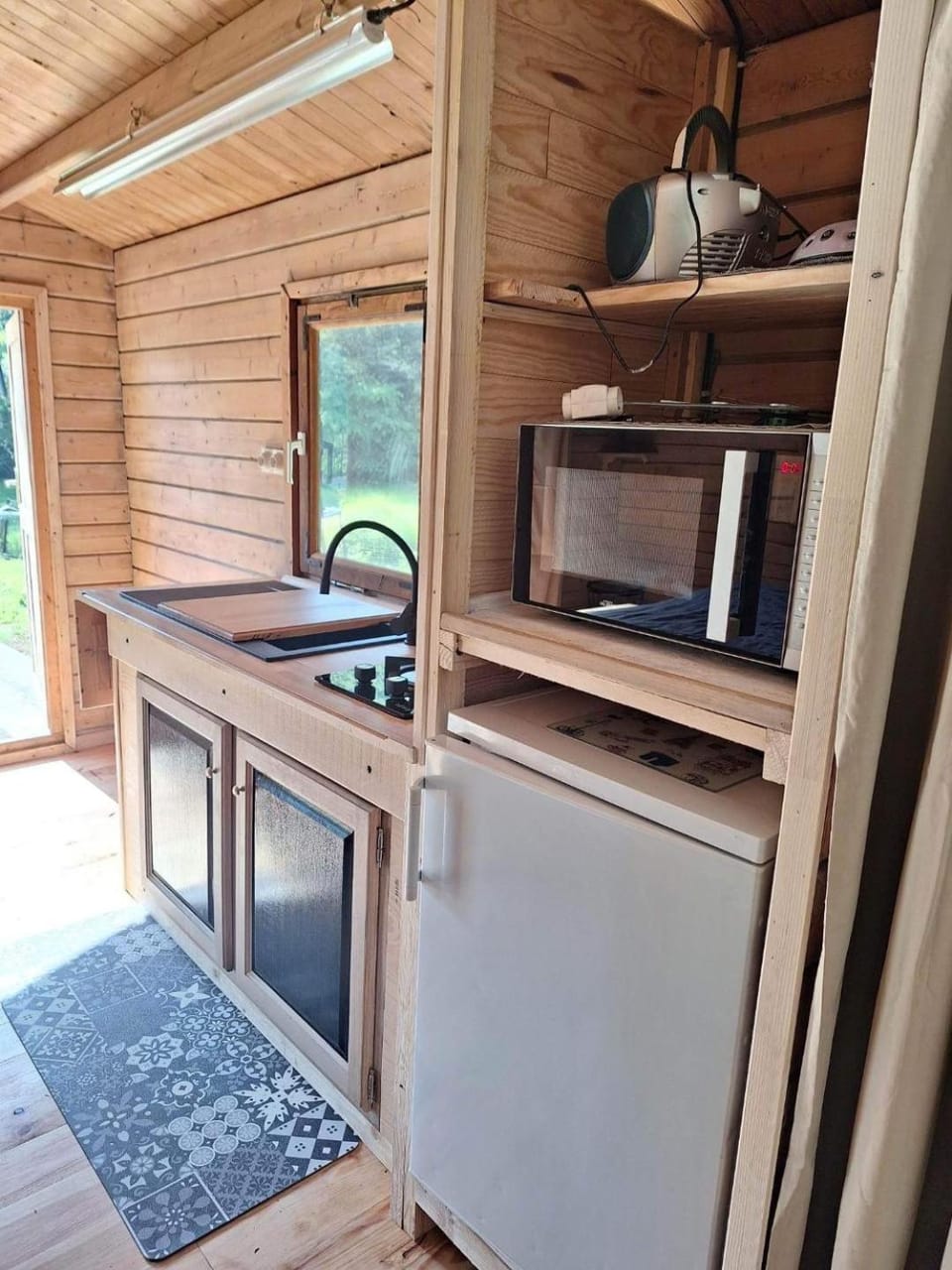 Kitchen or kitchenette, minibar