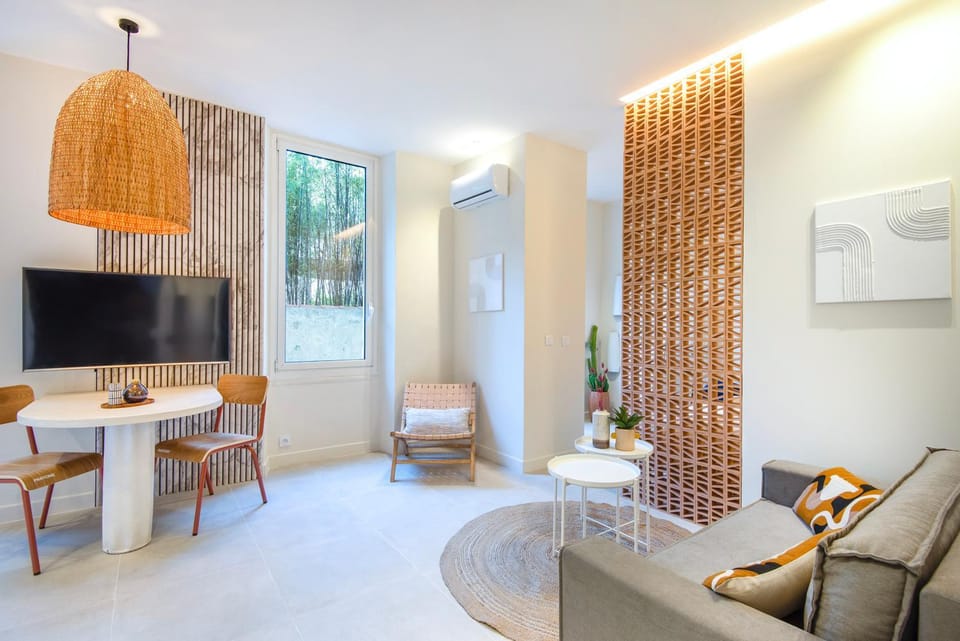 TV and multimedia, Living room, Seating area, Dining area, air conditioner
