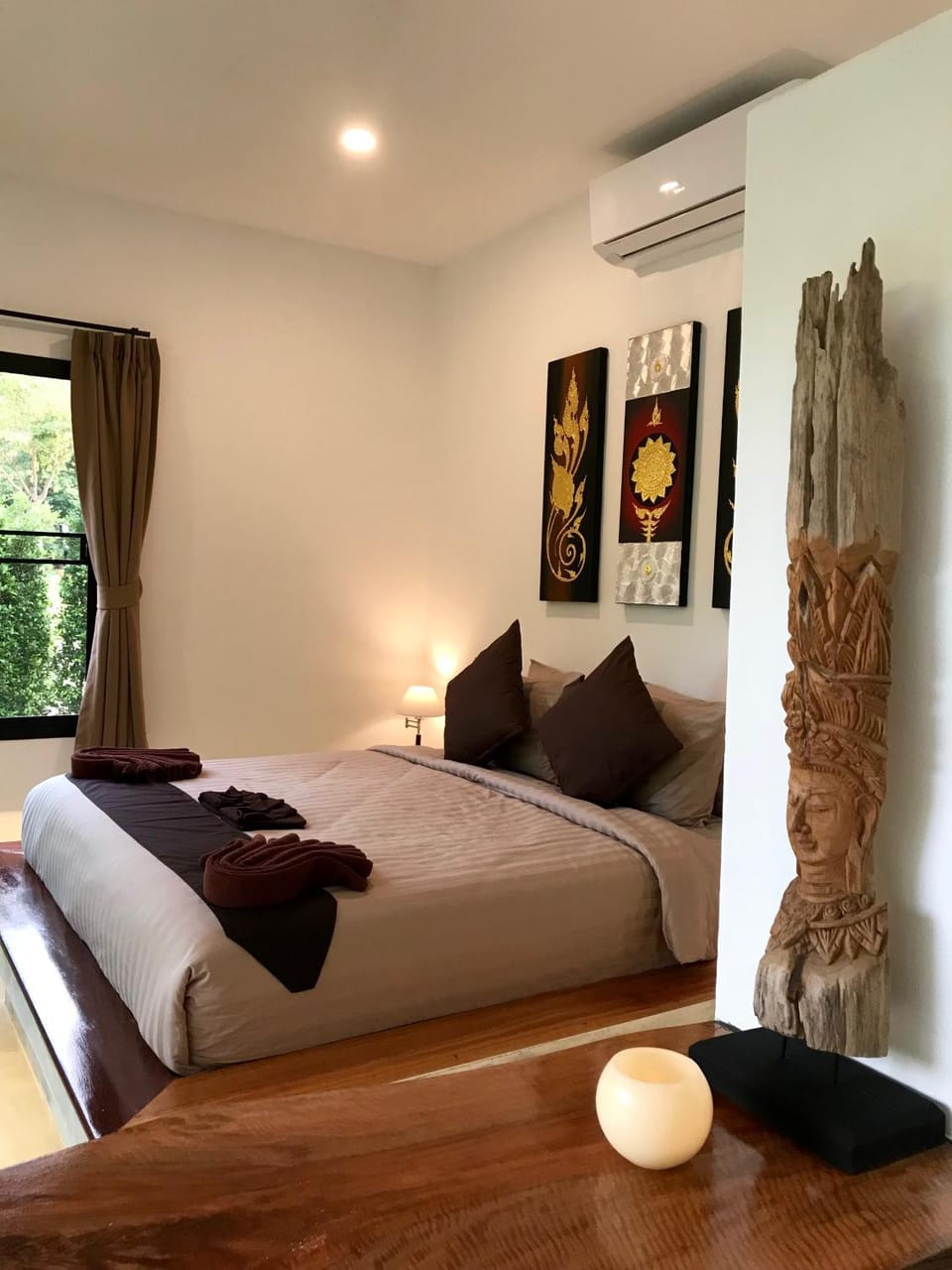 Photo of the whole room, Decorative detail, Decorative detail